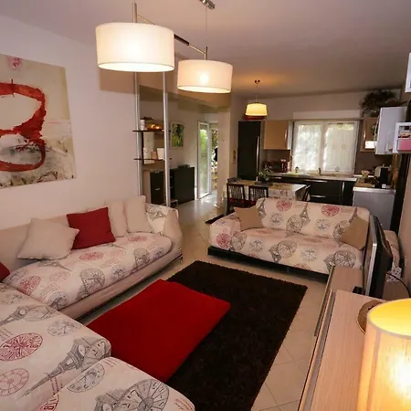 Pine-tree W/ Private Garden 50 M From The Sea 아파트 *