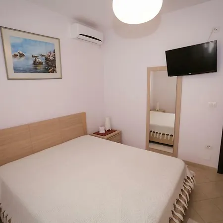 아파트 Pine-tree W/ Private Garden 50 M From The Sea
