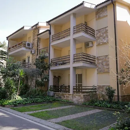 아파트 Pine-tree W/ Private Garden 50 M From The Sea 골렘