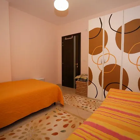 Pine-tree W/ Private Garden 50 M From The Sea 아파트