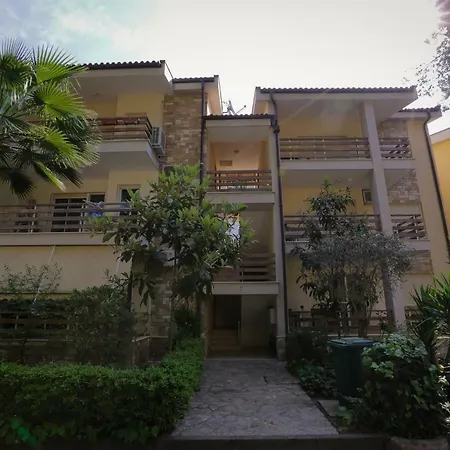 Pine-tree W/ Private Garden 50 M From The Sea 아파트