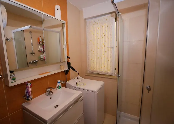 Pine-tree W/ Private Garden 50 M From The Sea