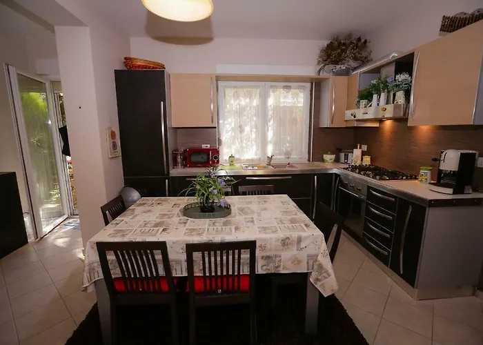 Pine-tree W/ Private Garden 50 M From The Sea