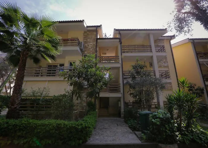 Pine-tree W/ Private Garden 50 M From The Sea Apartman