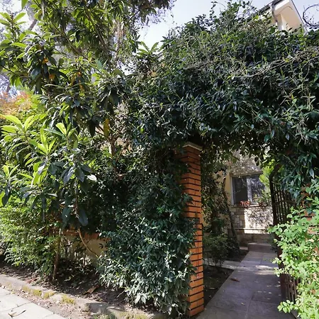 Pine-tree W/ Private Garden 50 M From The Sea 格勒姆