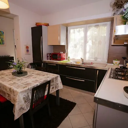 Pine-tree W/ Private Garden 50 M From The Sea Appartement