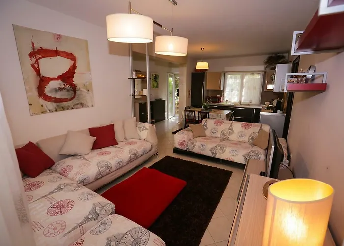 Pine-tree W/ Private Garden 50 M From The Sea Appartement *