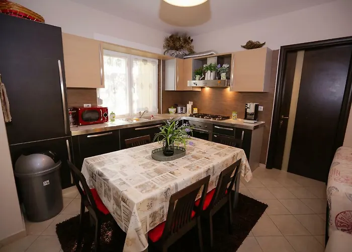 Pine-tree W/ Private Garden 50 M From The Sea Appartement