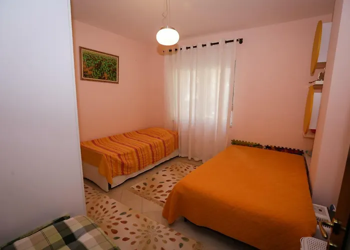 Pine-tree W/ Private Garden 50 M From The Sea *