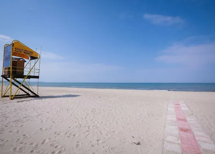 Pine-tree W/ Private Garden 50 M From The Sea Appartement Golem (Tirana)