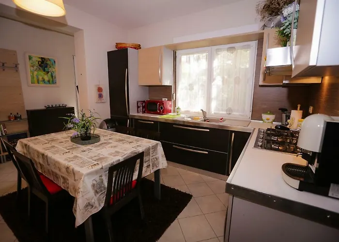 Pine-tree W/ Private Garden 50 M From The Sea Appartement